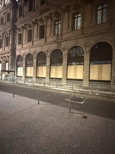 Arcades vitrées condamnées par du contreplaqué, de nuit