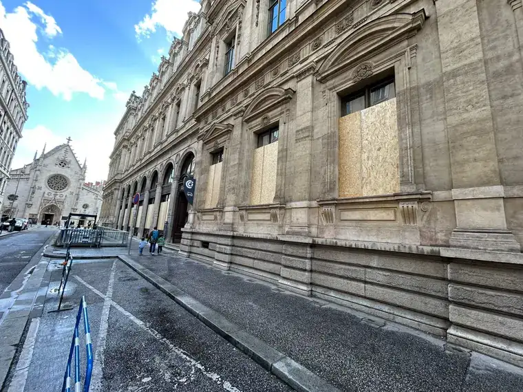 Fenêtres du Palais de la Bourse condamnées par des panneaux de contreplaqué