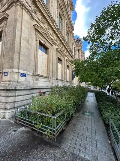 Angle du Palais de la Bourse, fenêtres condamnées par du contreplaqué