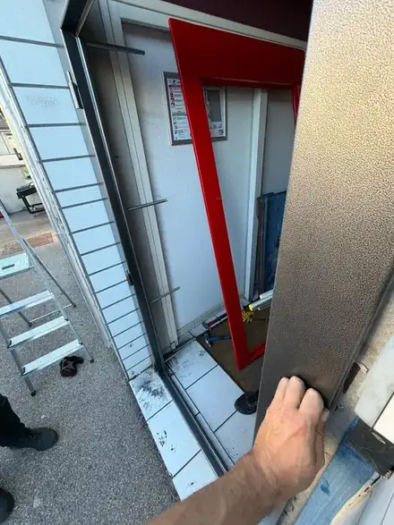 Pose d'une porte anti-squat en acier par ADP Habitat