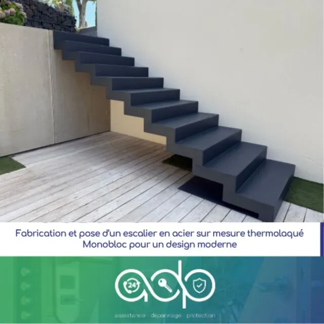 Escalier extérieur en acier thermolaqué gris anthracite, marches monobloc, posé sur une terrasse en bois.