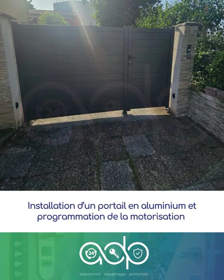 Portail aluminium motorisé — ADP Habitat, réalisation à Lyon