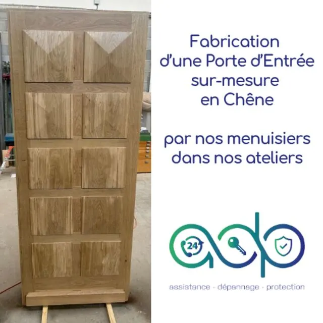 Porte d'entrée en chêne massif à panneaux moulurés, en cours de fabrication dans l'atelier de menuiserie.
