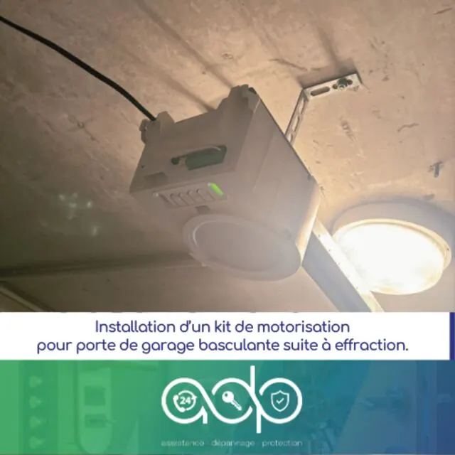 Moteur de porte de garage installé au plafond, avec son rail de guidage.