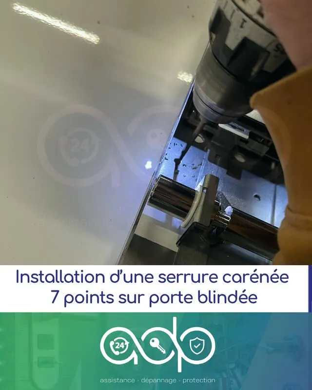 Perçage d'une porte blindée en atelier pour l'installation d'une serrure carénée à 7 points.