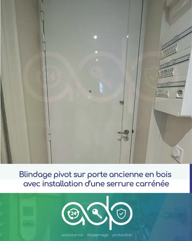 Porte ancienne en bois blindée et repeinte en blanc, équipée d'une serrure carénée.